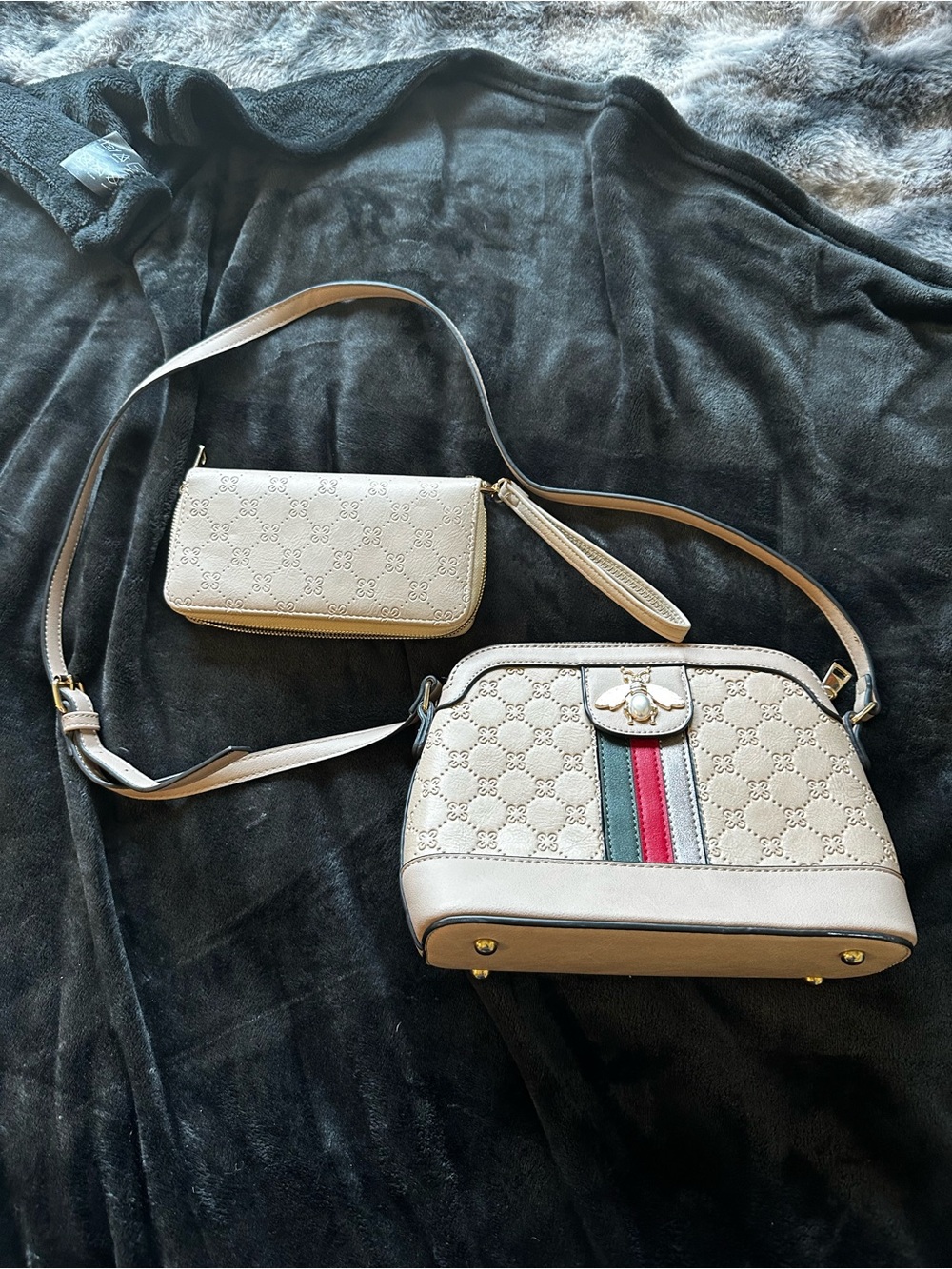 Cross body bag with wallet included in a beige color with bee emblem
